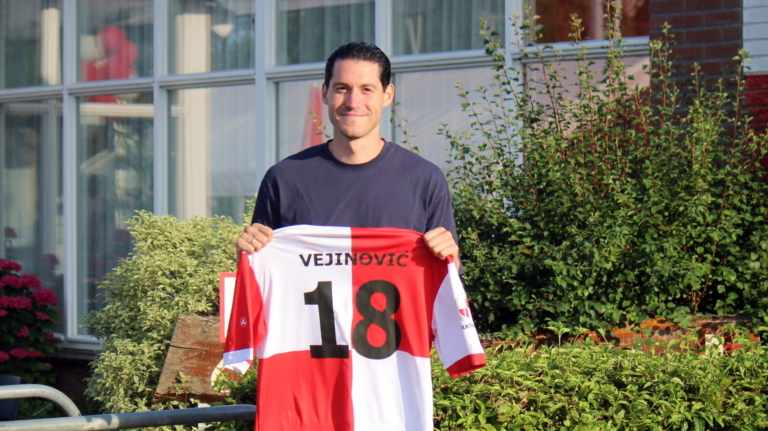 Van eredivisie naar de derde klasse en weer terug in Alkmaar: Alkmaarsche Boys presenteert oud-prof Vejinović