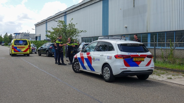 Ongeluk op Molenwerf in Uitgeest: auto botst op geparkeerde auto