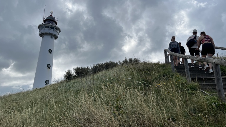 Egmondse vuurtoren schittert weer na opknapbeurt: “Dit is de trots van ons dorp”