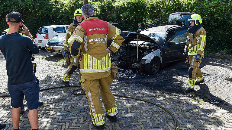 Plots een autobrand in Spoorbuurt: mogelijk door technisch defect