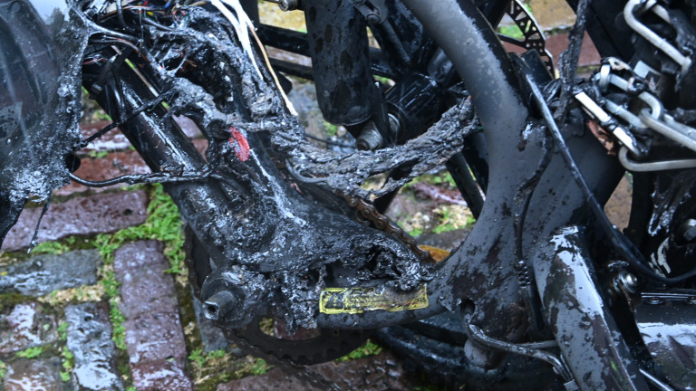 Brand in schuurtje in Alkmaarse binnenstad: “Laad fietsaccu nooit ’s nachts op”