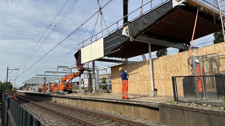 Nieuwe perronkap voor station Heiloo: werkzaamheden trekken veel bekijks
