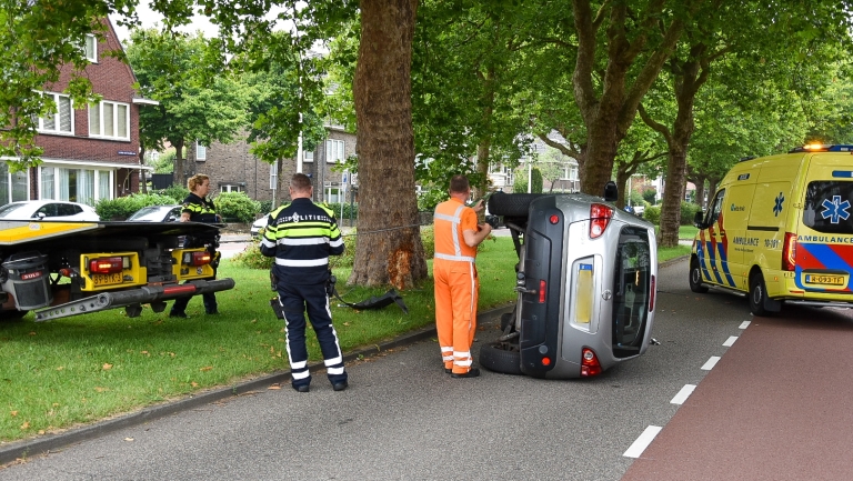 Auto op de kant op Juliana van Stolberglaan