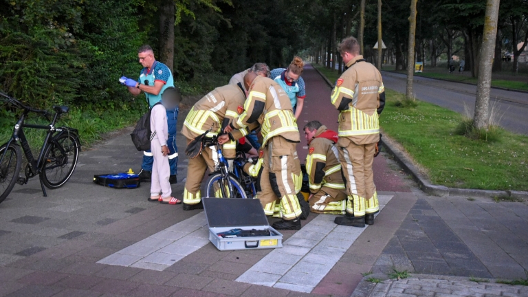 Voet van jongen klem in bagagedrager: door brandweer bevrijd en traumabeertje als troost
