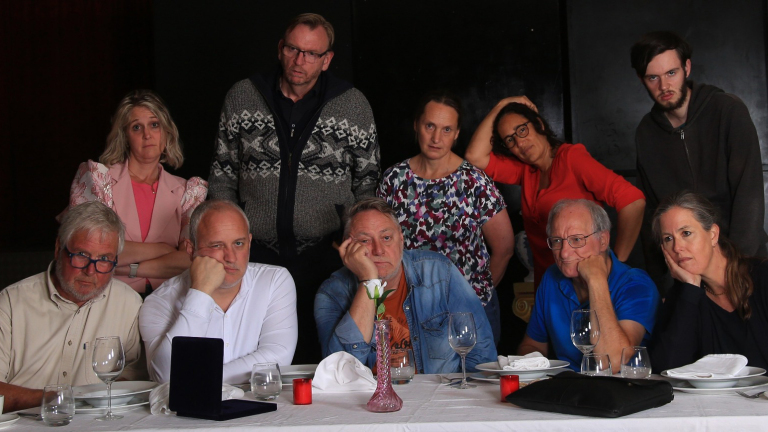 Theatertuin De Maatschap brengt tragikomische voorstelling ‘Momenten van geluk’ naar Alkmaar 🗓
