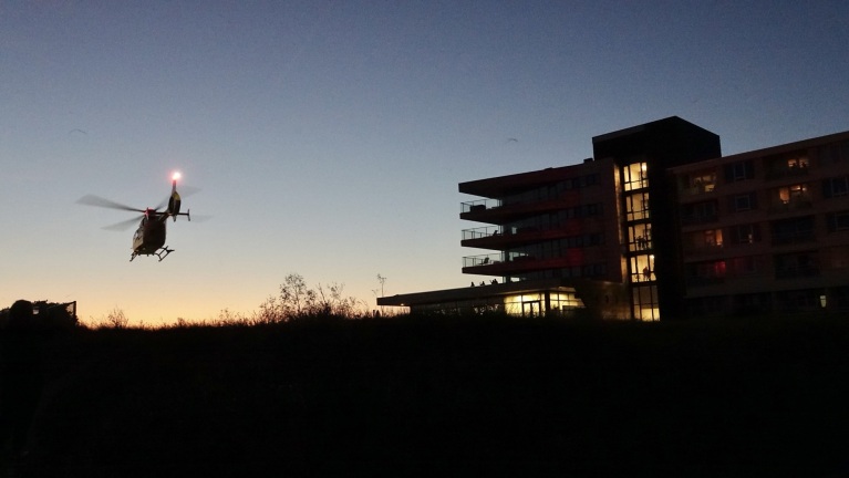 Hulpdiensten trekken bekijks na medische noodsituatie in Egmond aan Zee