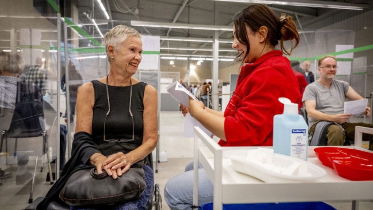 Weer terugkomen voor coronaprik GGD: uitnodiging voor kwetsbaren en ouderen