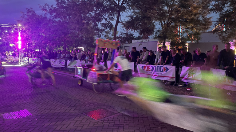 Spectaculaire seizoensfinale: Beddenrace Langedijk brengt dorp op de been