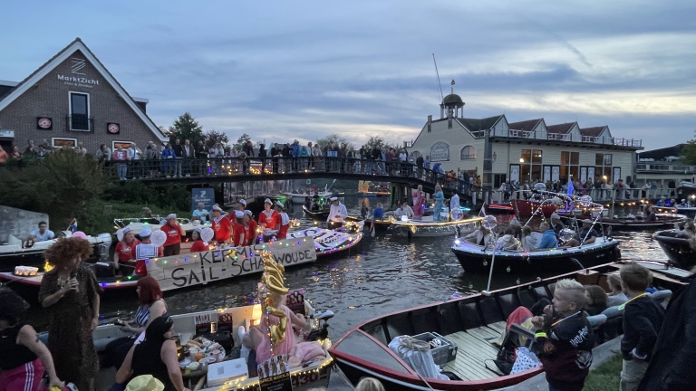 Van piraten tot pinguïns: prachtig uitgedoste boten stelen show tijdens Lichtjesavond Langedijk