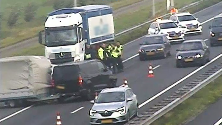 Verkeersinfarct door geschaarde aanhanger op A9