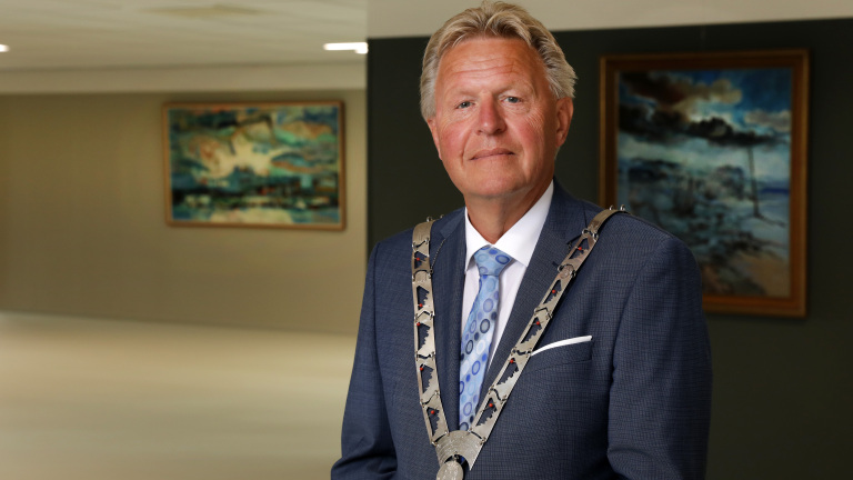 Nieuwe Bergense burgemeester Bond: ‘Empathie nodig voor beide kanten in opvangdebat’