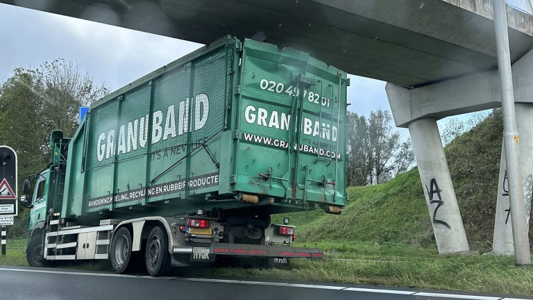 Vrachtwagen rijdt tegen spoorbrug N242, autobanden stuiteren over straat