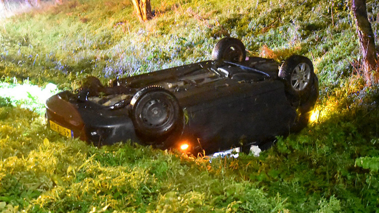 Auto op de kop in droge sloot langs N242: bestuurder gewond