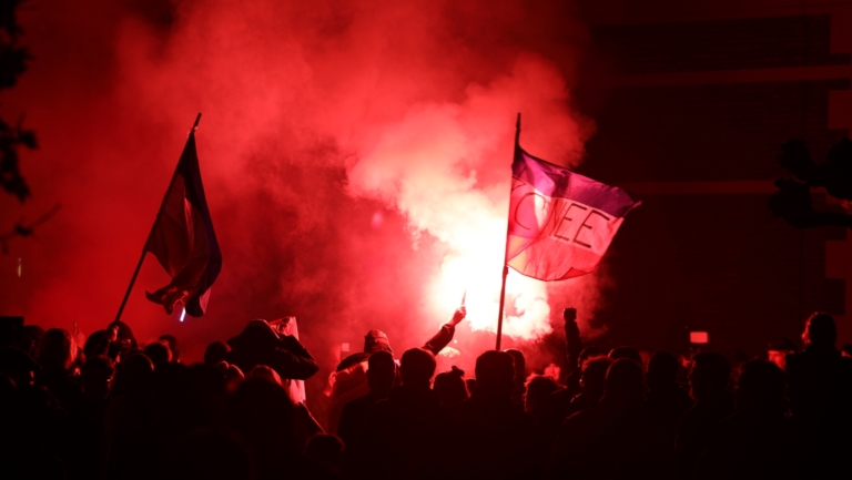AZC-protest Uitgeest loopt uit de hand: gemeentehuis beschadigd en politie grijpt in