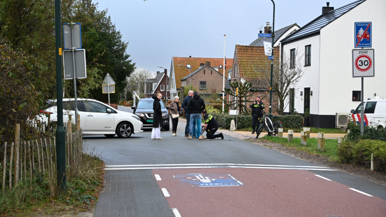 Ambulance en politie rukken uit voor ongeval met fietser in Limmen