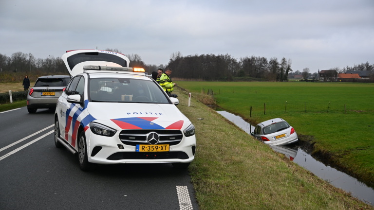 ‘Nieuwe auto’ mogelijk direct afgeschreven: kersverse bestuurder eindigt in sloot langs N203
