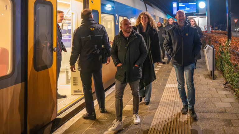 Nachttrein naar Alkmaar viert eerste stop in Uitgeest met feestelijke ontvangst