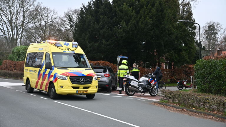 Scooterrijdster gewond bij aanrijding op fietspad Kennemerstraatweg in Heiloo