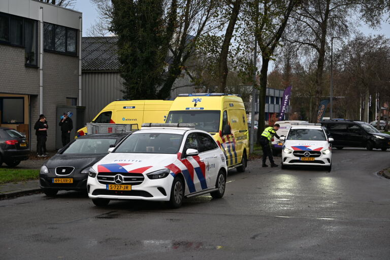 Hulpdiensten naar Alkmaarse Egelskoog na vondst lichaam in woning boven bedrijf