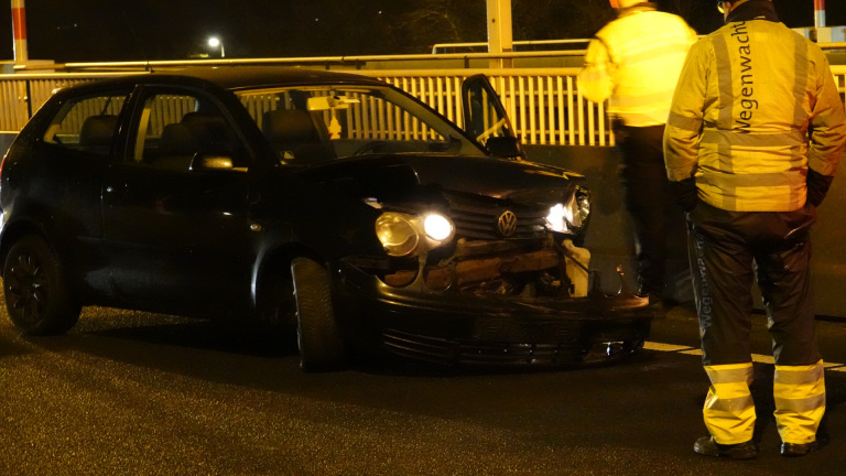 Rijstrook N242 tijdelijk afgesloten na ongeval bij Leeghwaterbrug