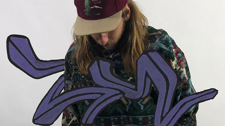 Persoon met lange haren draagt een pet en kleurrijke trui; er is een paarse tekening over de afbeelding heen geplaatst.