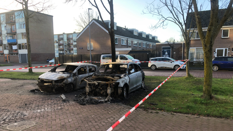 Nachtelijke autobrand in Alkmaarse wijk De Hoef: politie onderzoekt brandstichting