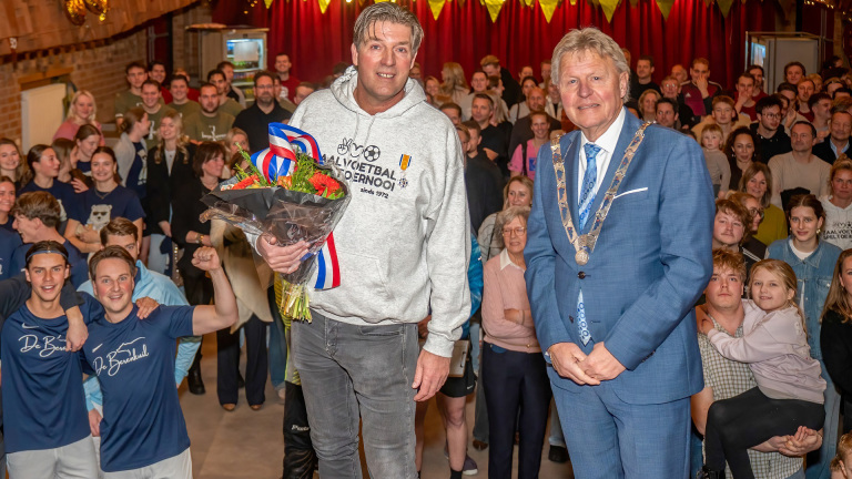 Lintje voor René Petiet uit Groet tijdens 50ste zaalvoetbaltoernooi
