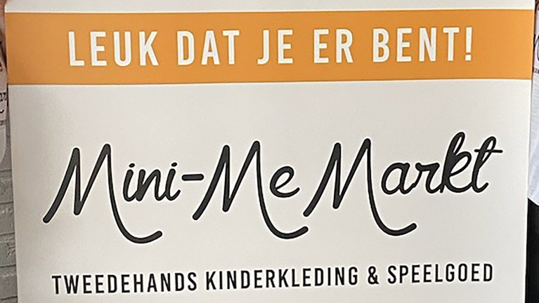 Poster met de tekst "Leuk dat je er bent! Mini-Me Markt, tweedehands kinderkleding & speelgoed."
