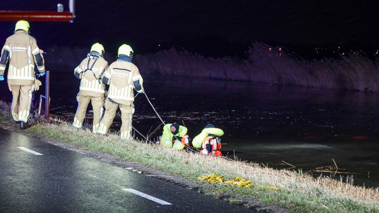 Auto te water in Heerhugowaard: inzittende met spoed naar ziekenhuis