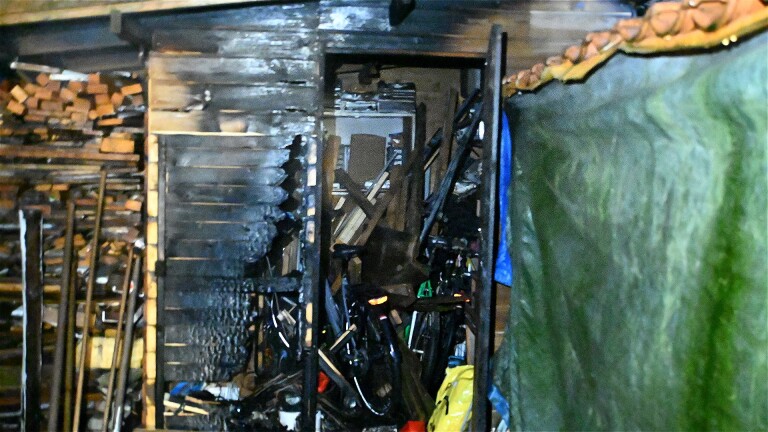 Asresten zetten schuur aan Houtweg in Alkmaar in brand