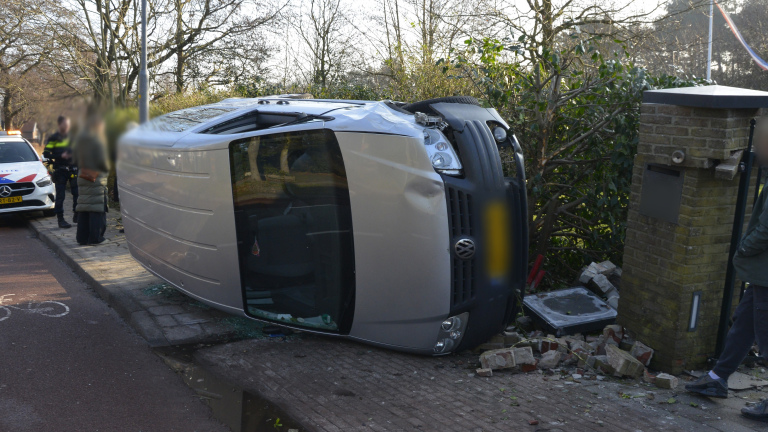 Vrouw wordt onwel en ramt poort langs Voorweg in Schoorl