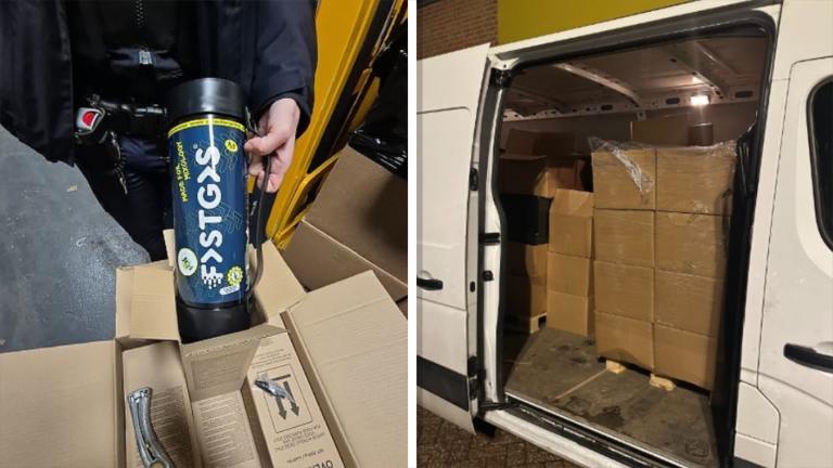 Een persoon houdt een bus vast met het opschrift "FYSTGS", naast een doos, en een bestelwagen vol dozen.