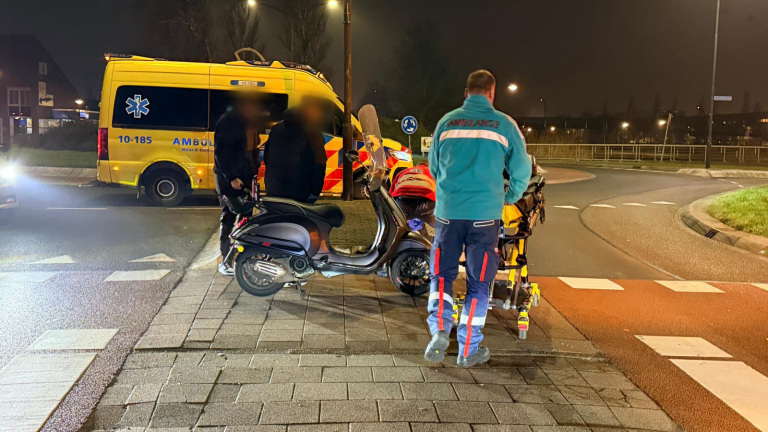 Bestelbus remt niet: jonge vrouw ten val op scooter