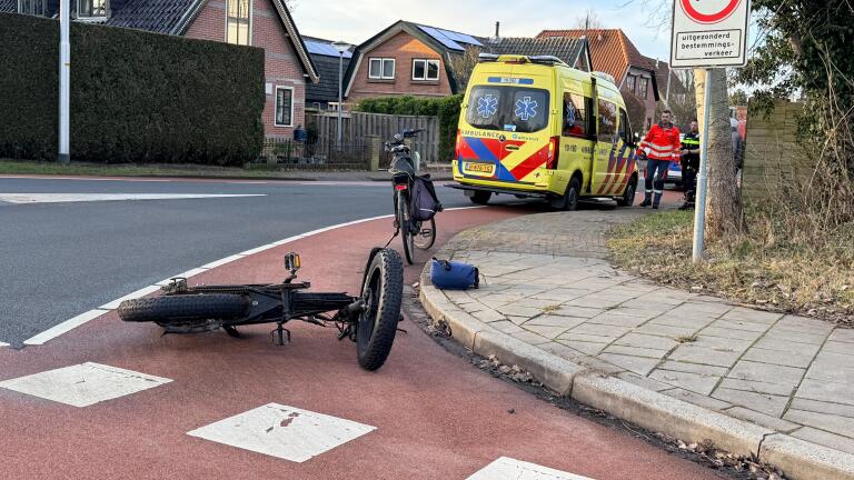 Fatbiker en fietser botsen op drukke kruising in Noord-Scharwoude