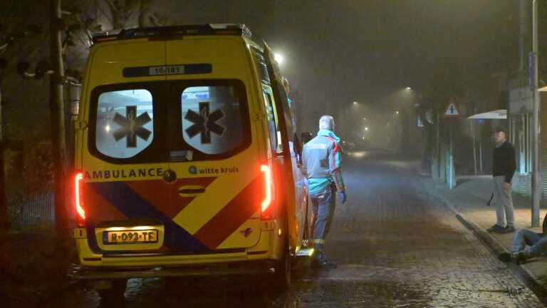 Scooterrijder alsnog naar het ziekenhuis na val uit ambulance
