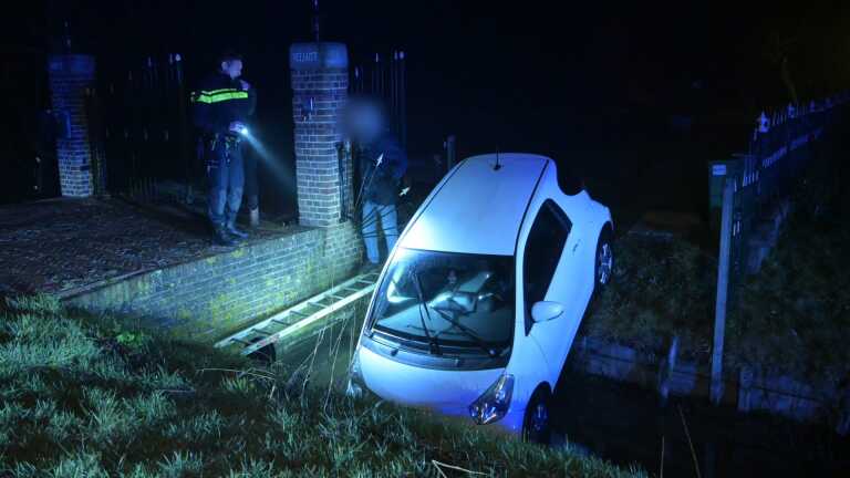 Auto belandt in water langs Kogendijk, omstanders schieten te hulp