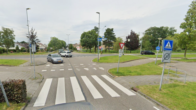 ‘Vóór broedseizoen’: bomenkap markeert begin werk aan rotonde Uitgeest