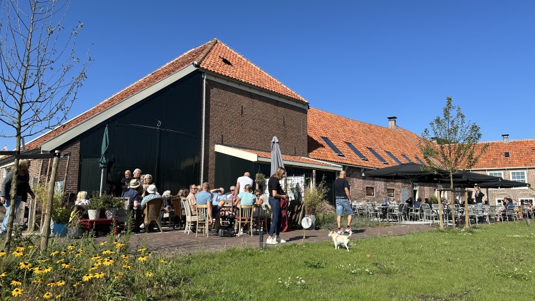 “Benodigde vergunningen ontbreken al jarenlang bij Museumhoeve Overslot”
