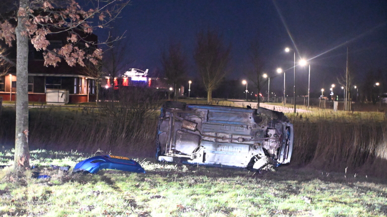 Bestuurder laat inzittenden achter na botsing tegen boom in Oudkarspel