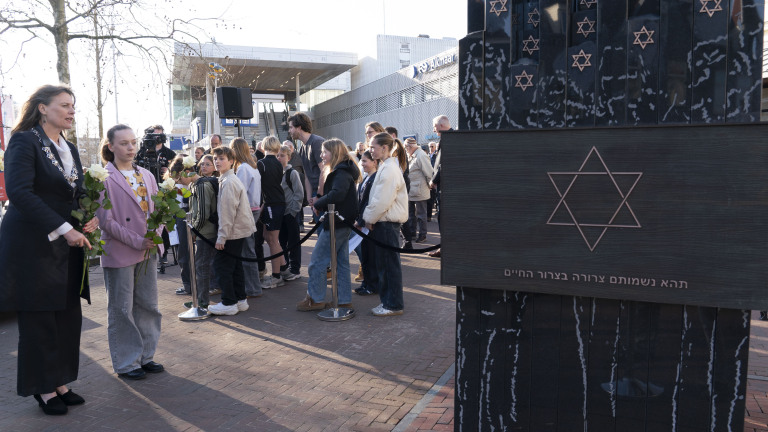 Gedeporteerde en omgebrachte Joodse Alkmaarders herdacht: “Heel belangrijk dat we hierbij stiltstaan”