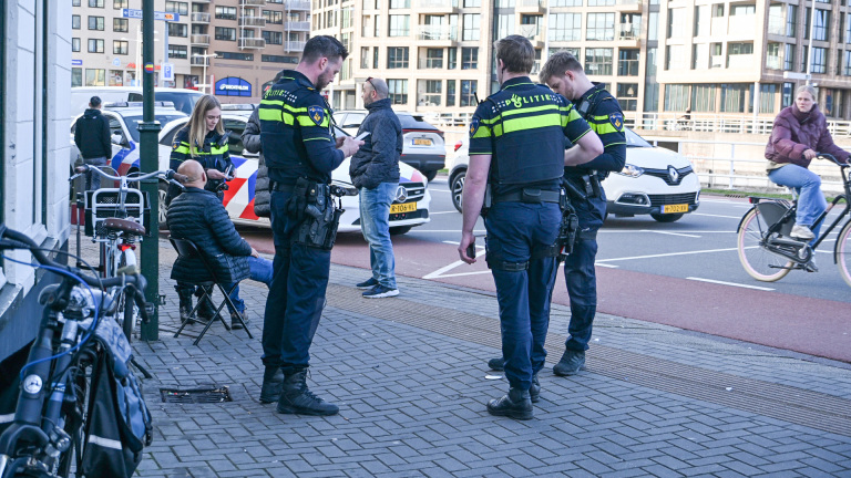 Scooterrijder en fietsster botsen op Alkmaarse Dirk Duivelsweg