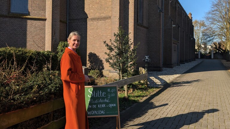Oudorpse organiseert stiltemeditaties in de kerk: “Je trekt een schatkist open”
