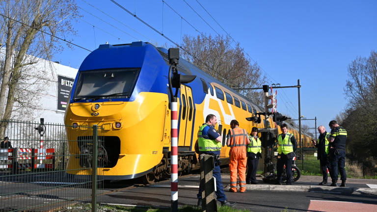Schrik én geluk: fatbike knalt tegen trein bij Alkmaarse overweg