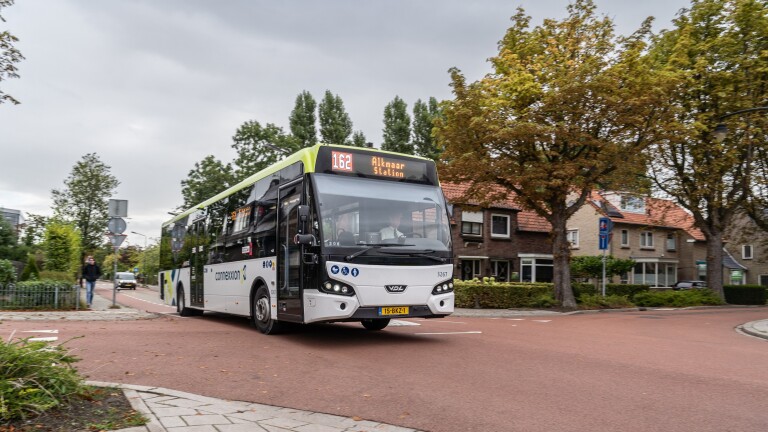Bus wil concurreren met auto voor paasuitjes : voor een euro naar kofferbakmarkt of Weidepop