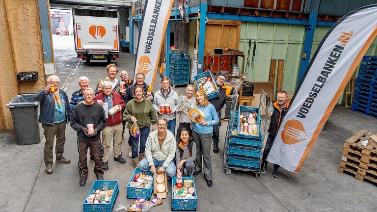 “Chocolade en slagroom”: Voedselbank en Rotary delen Paaspakketten uit