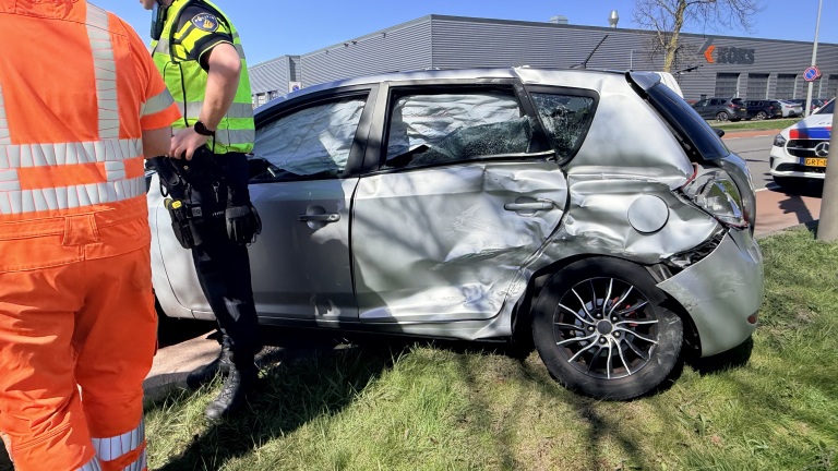 Auto in de kreukels na botsing met vrachtwagen in Alkmaar