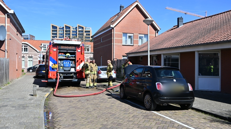 Brandweer rukt uit voor autobrand aan de Marnixstraat: auto uit voorzorg nageblust