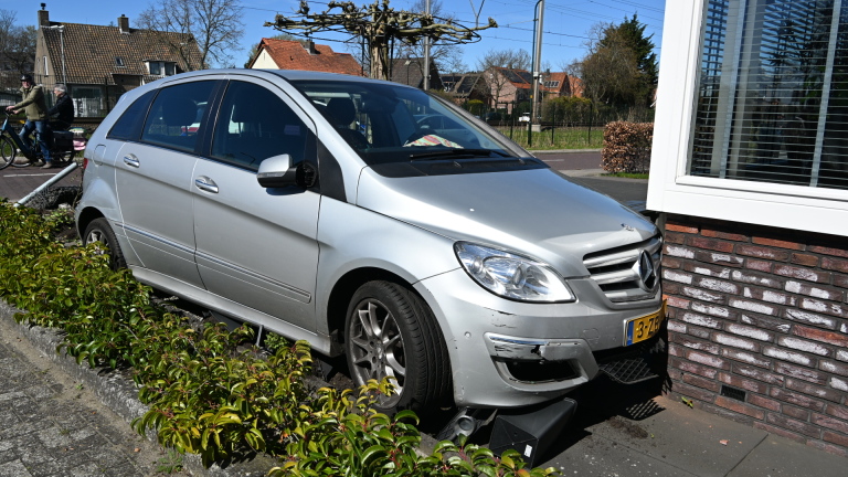 Autorit eindigt tegen gevel van woning aan Heerenweg in Heiloo
