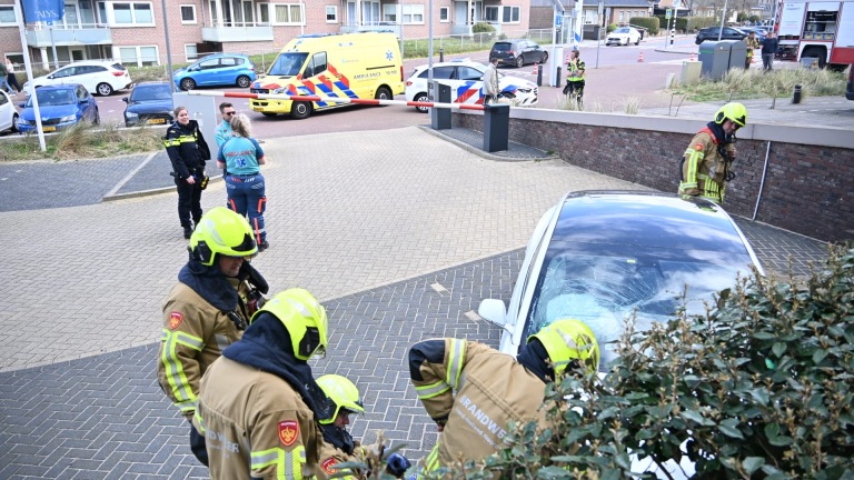 Auto ramt muur bij Kennedyflat in Egmond aan Zee