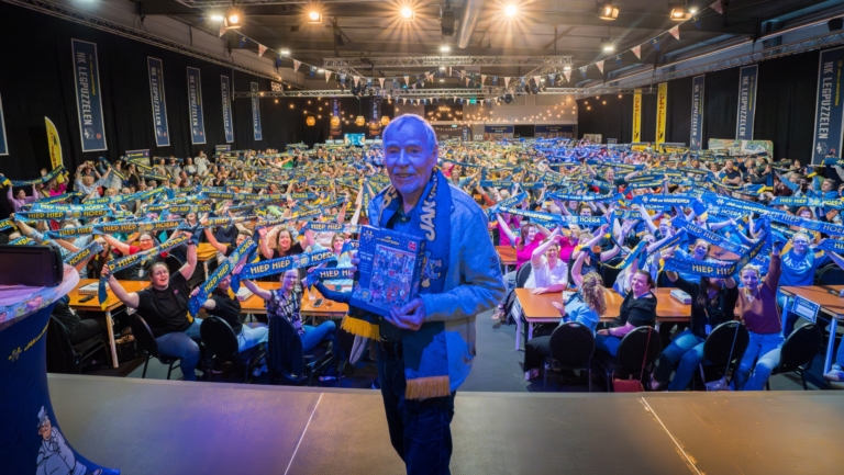 Bergenaar en puzzeltekenaar Jan van Haasteren (90) krijgt emotioneel eerbetoon tijdens NK Legpuzzelen